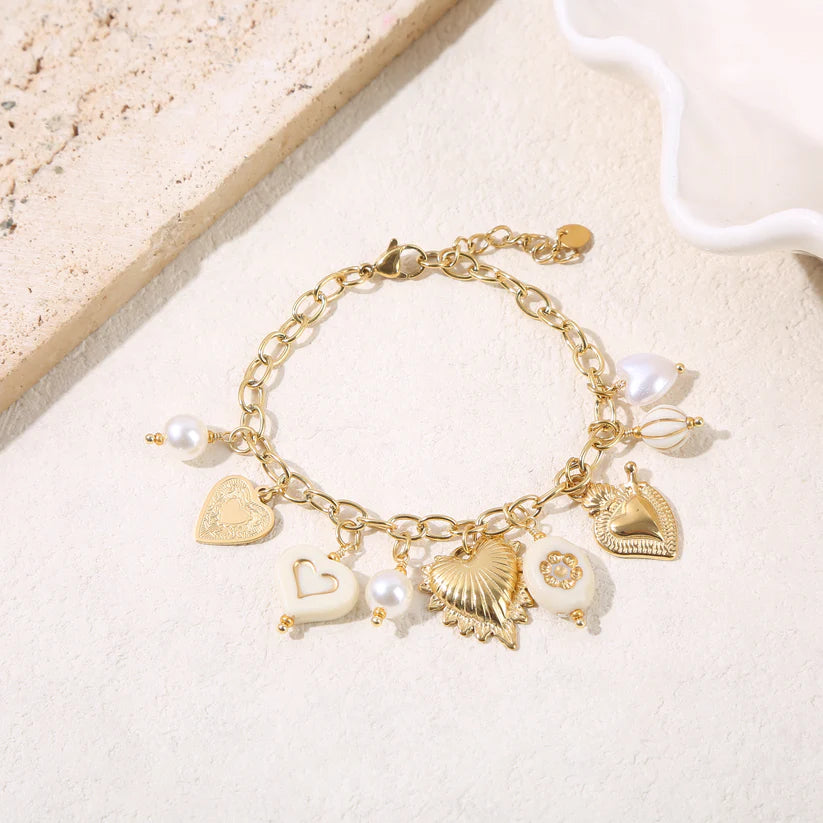 Bracelet chaîne dorée charms coeurs et résine beige