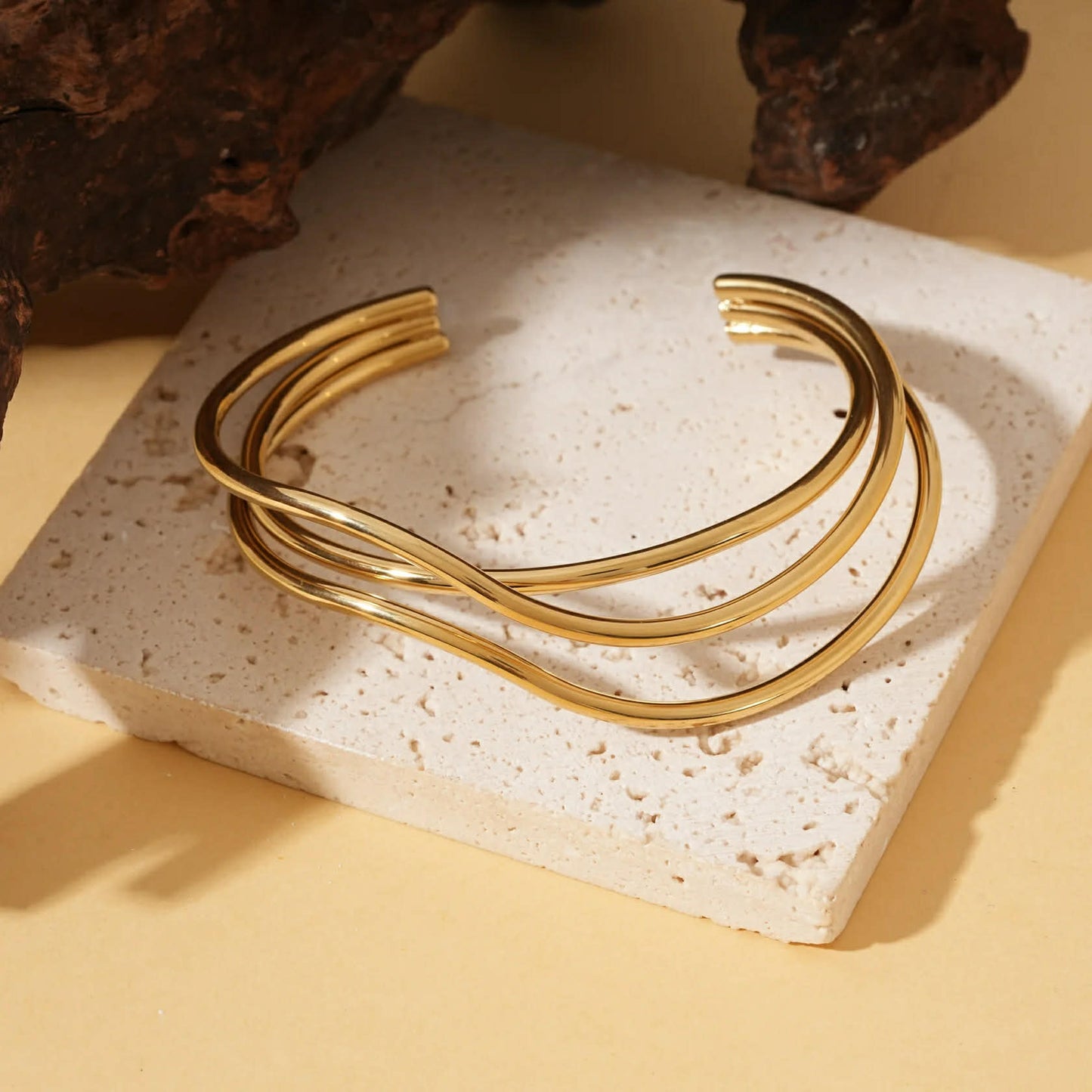 Bracelet manchette dorée lignes croisées