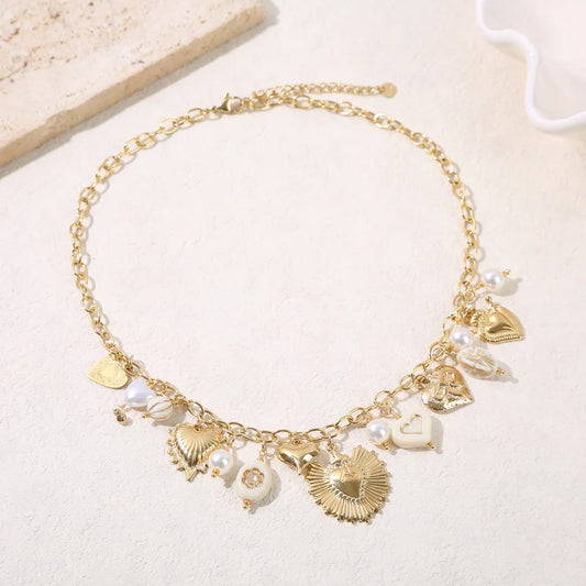Collier chaîne dorée charms coeurs et résine beige