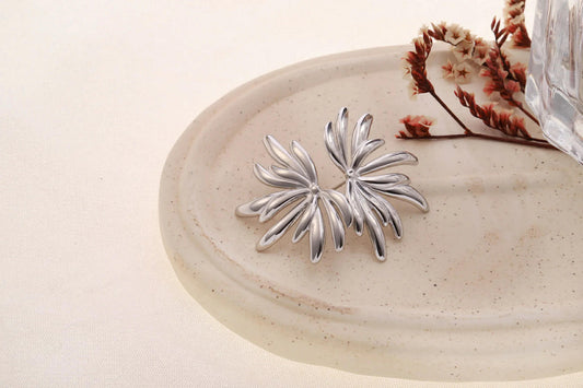 Boucles d’oreilles argentées motif floral abstrait