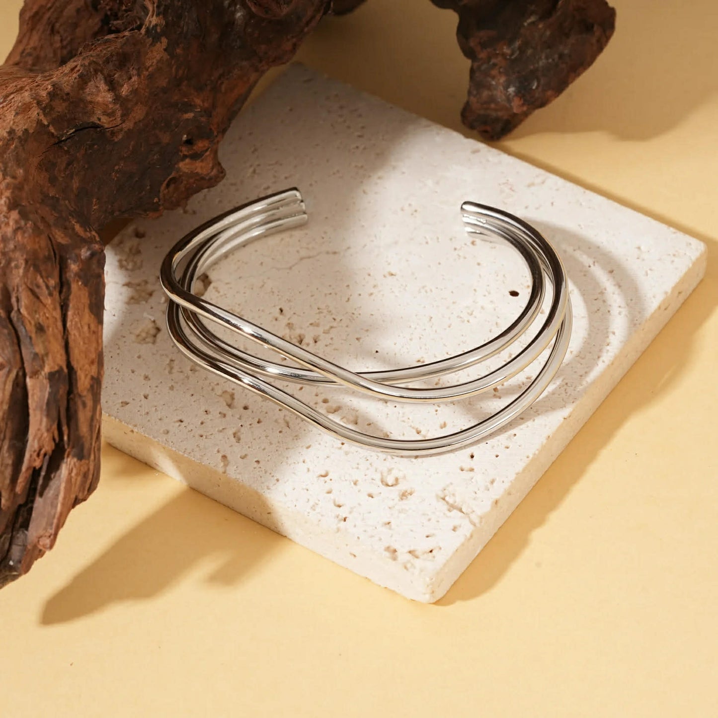 Bracelet manchette argentée lignes croisées