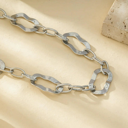 Collier argenté chaîne de maillons ovales avec cinq anneaux ondulés